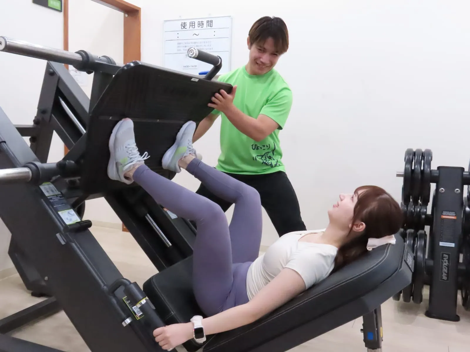 レッグプレスのマシン。トレーナーが横で見る