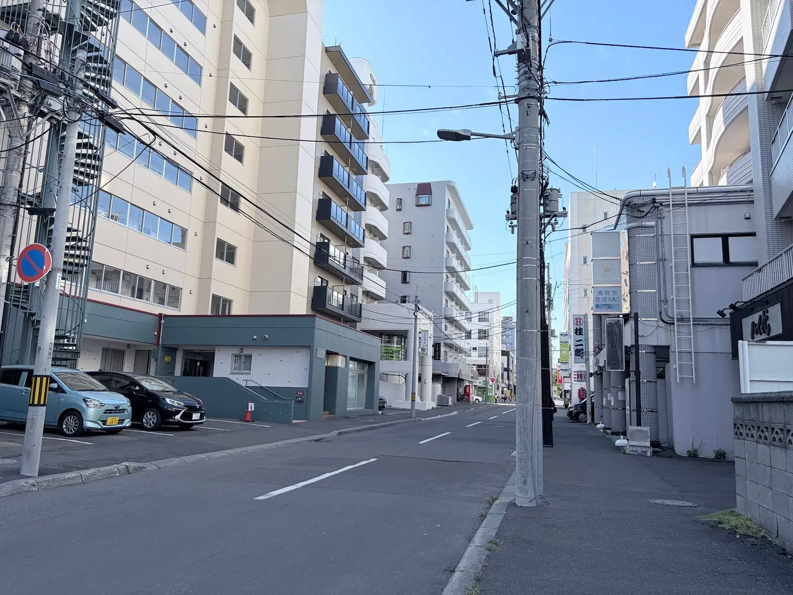 駐車場から店舗へ戻る通り（歩道と車道）