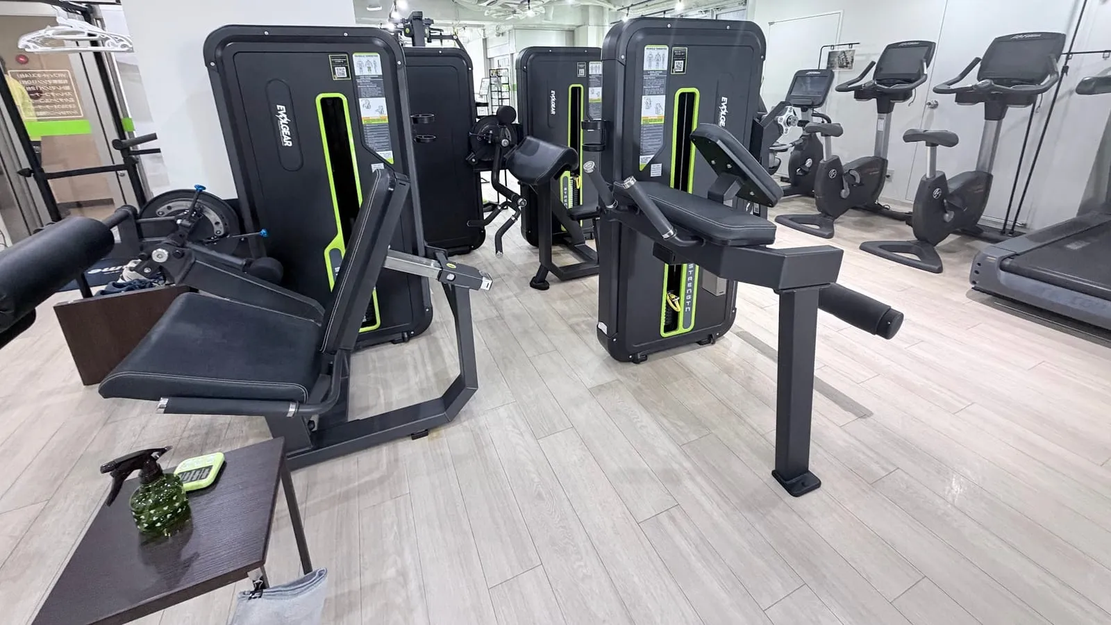 絆 Style-gym Legame 札幌琴似店 2階。ウエイトスタック式のマシンが並ぶ一角